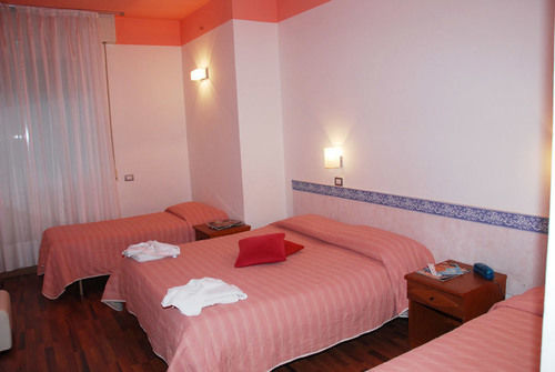 Hotel Golden Ріміні Екстер'єр фото