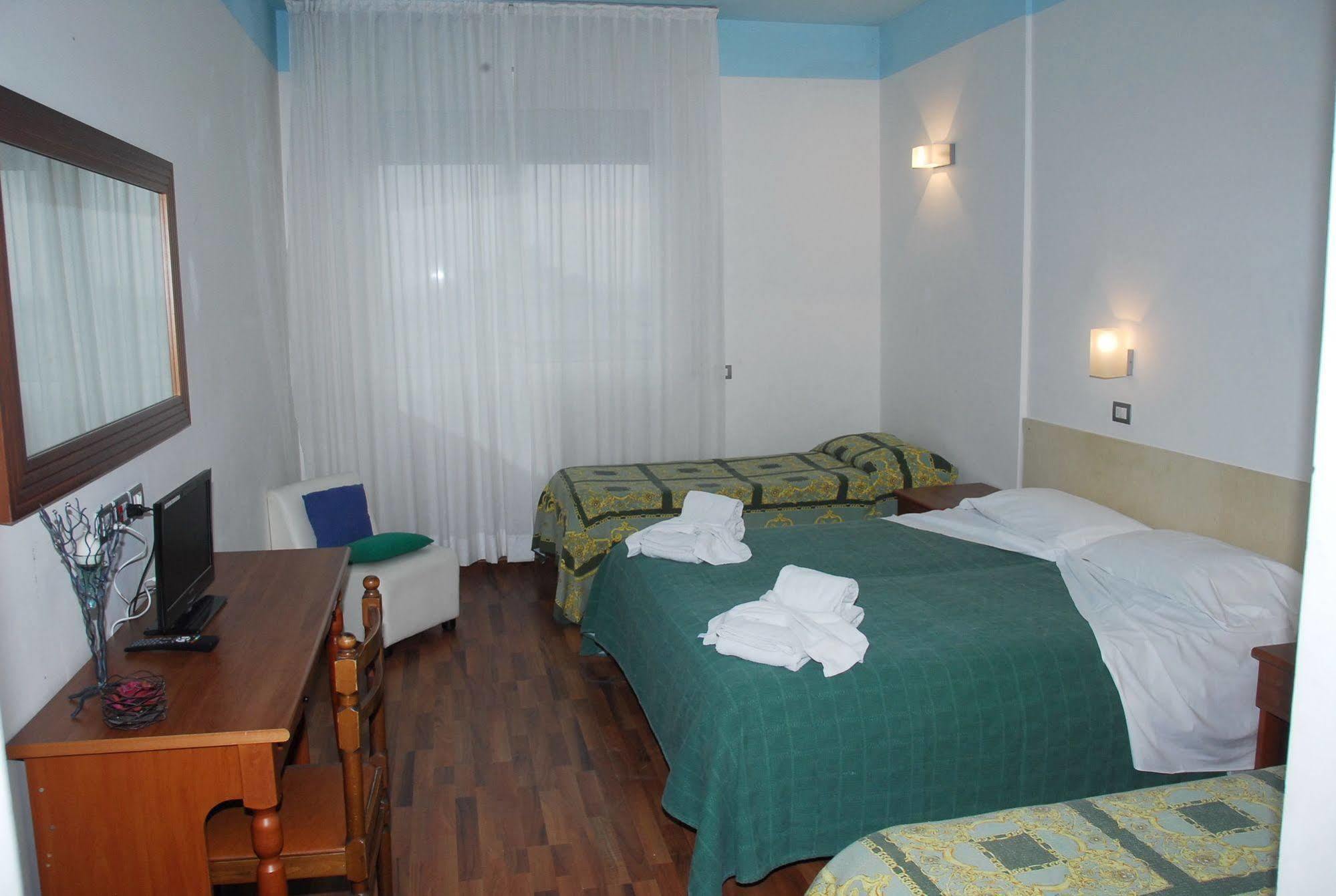 Hotel Golden Ріміні Екстер'єр фото