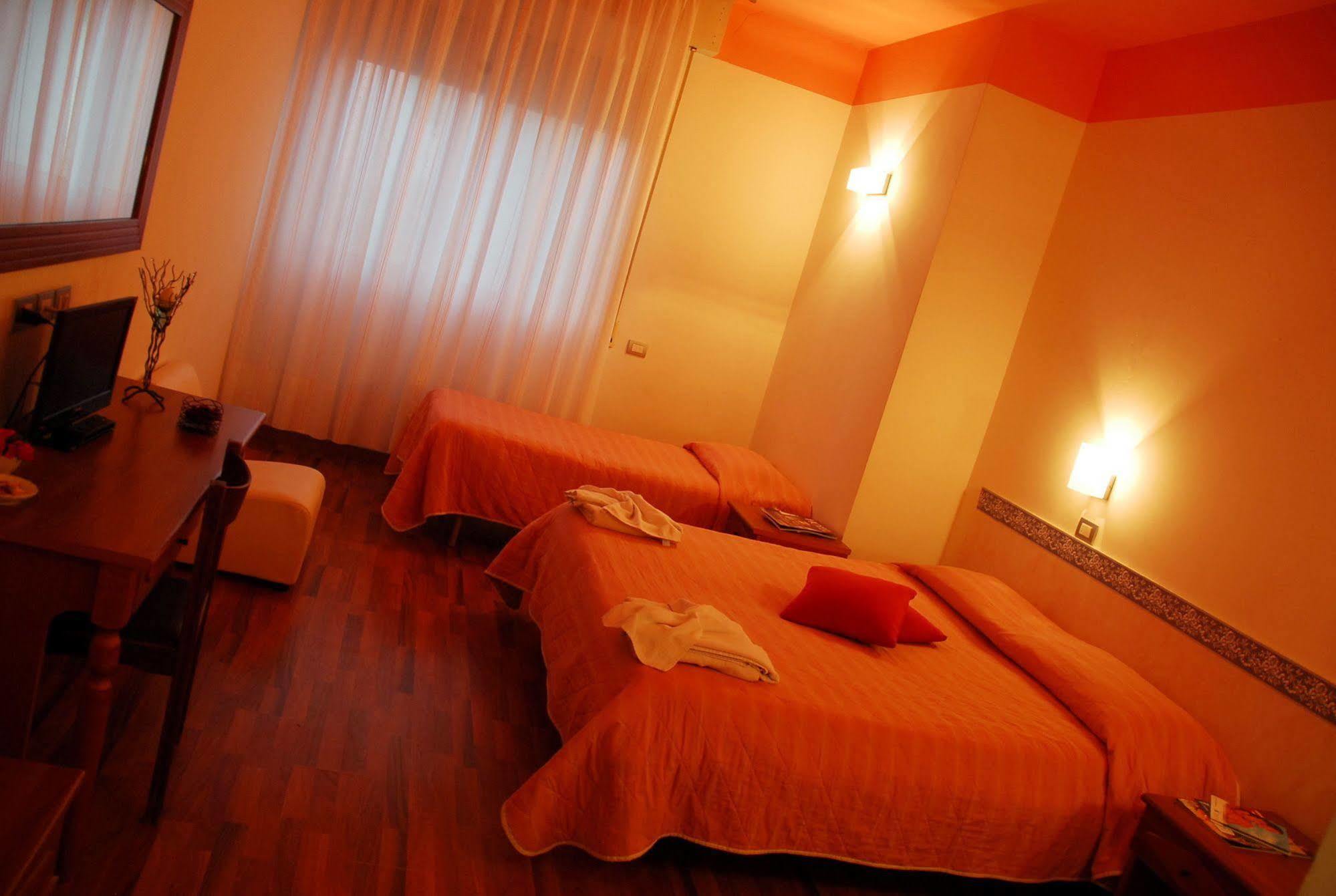 Hotel Golden Ріміні Екстер'єр фото